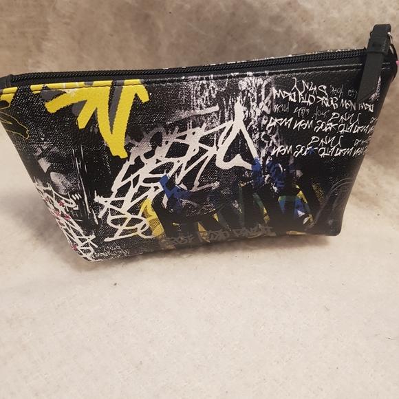 DKNY New York graffiti pouch bag NWT - Picture 2 of 12